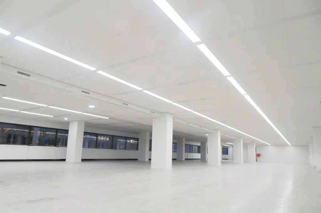 Systeemplafond met verlichting