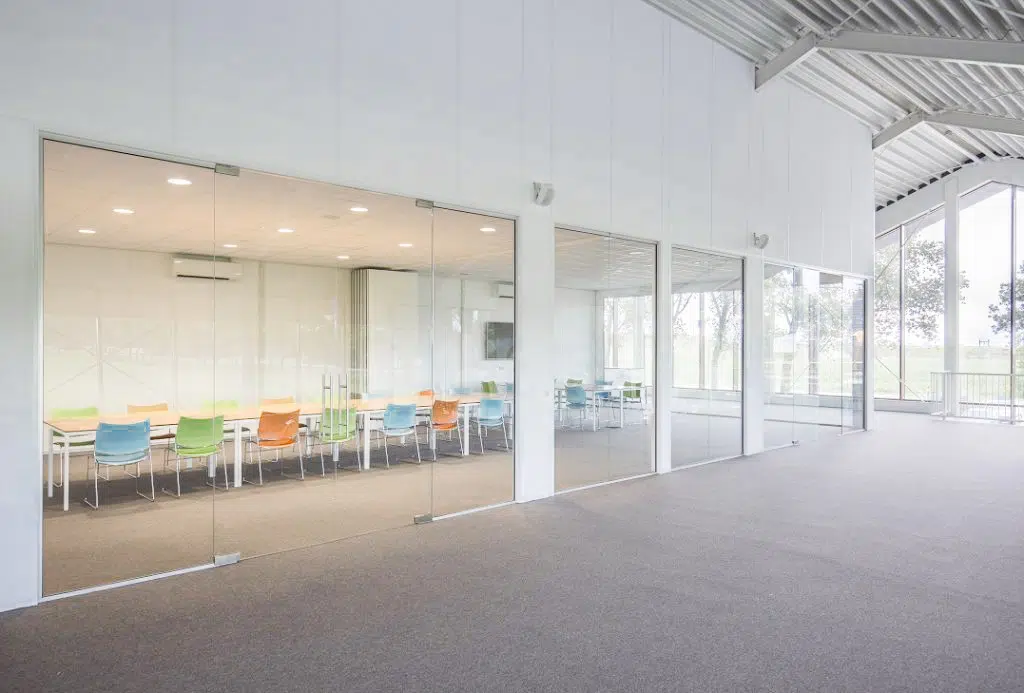 systeemwand met glas