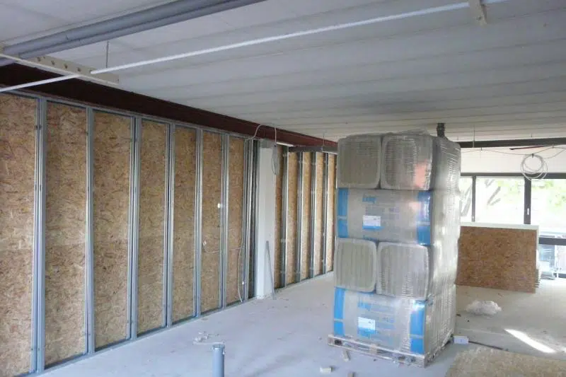 Metal stud wand in winkel