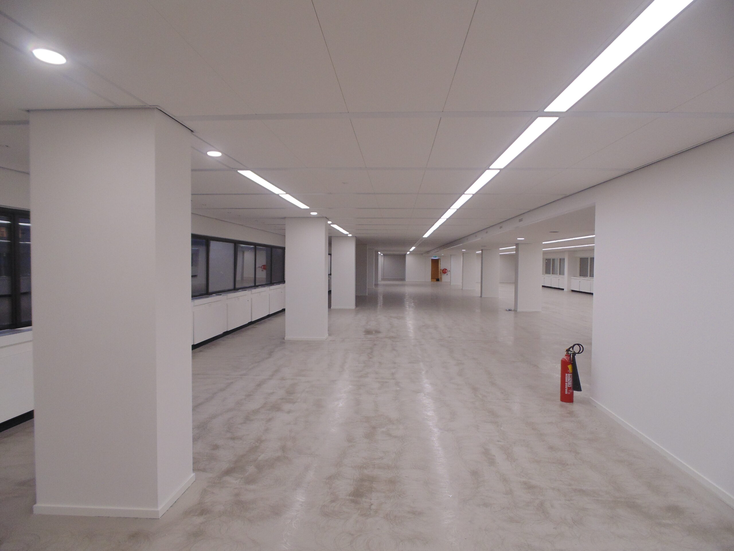 Bandrasterplafond in kantoorpand