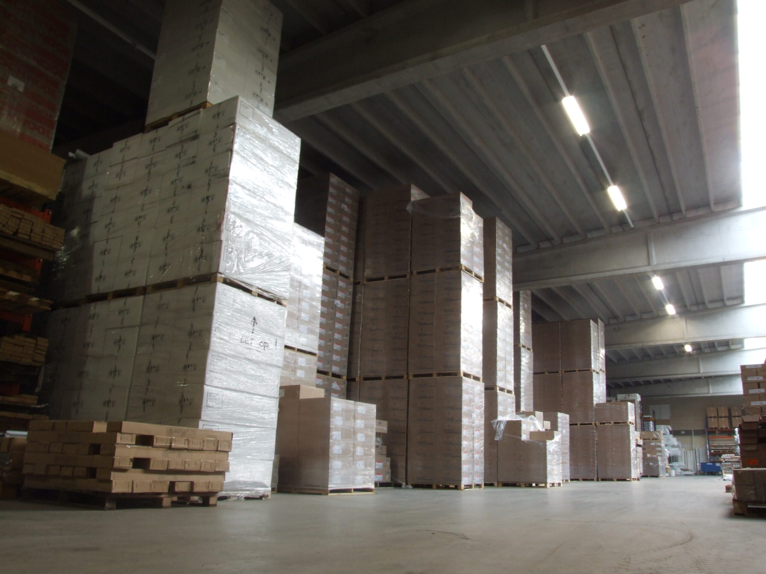 Plafondplaten in magazijn