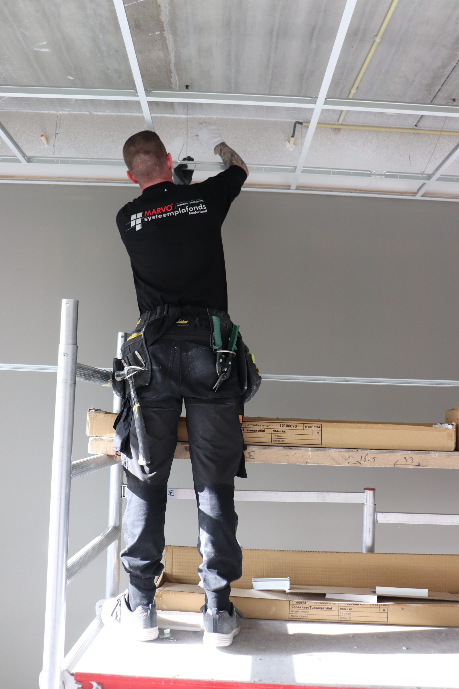 Monteur monteert systeemplafonds