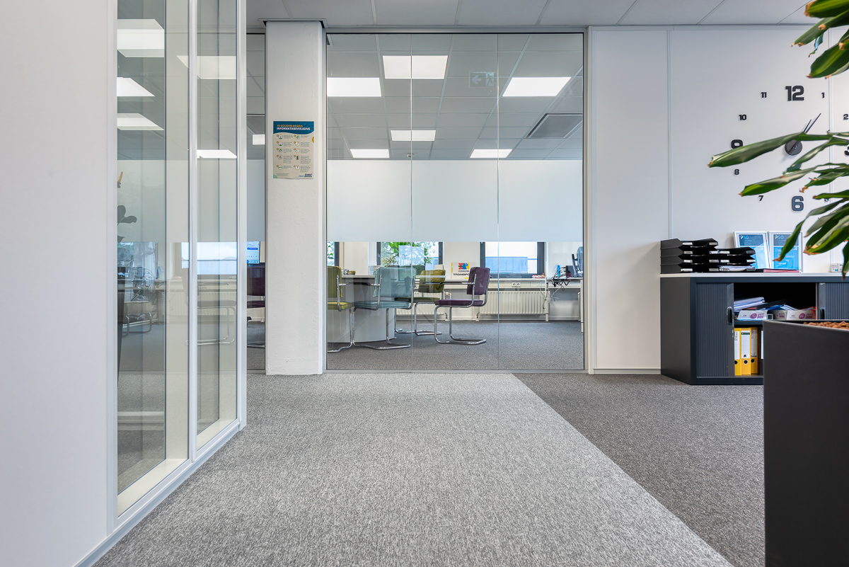 Systeemwanden in een kantoor