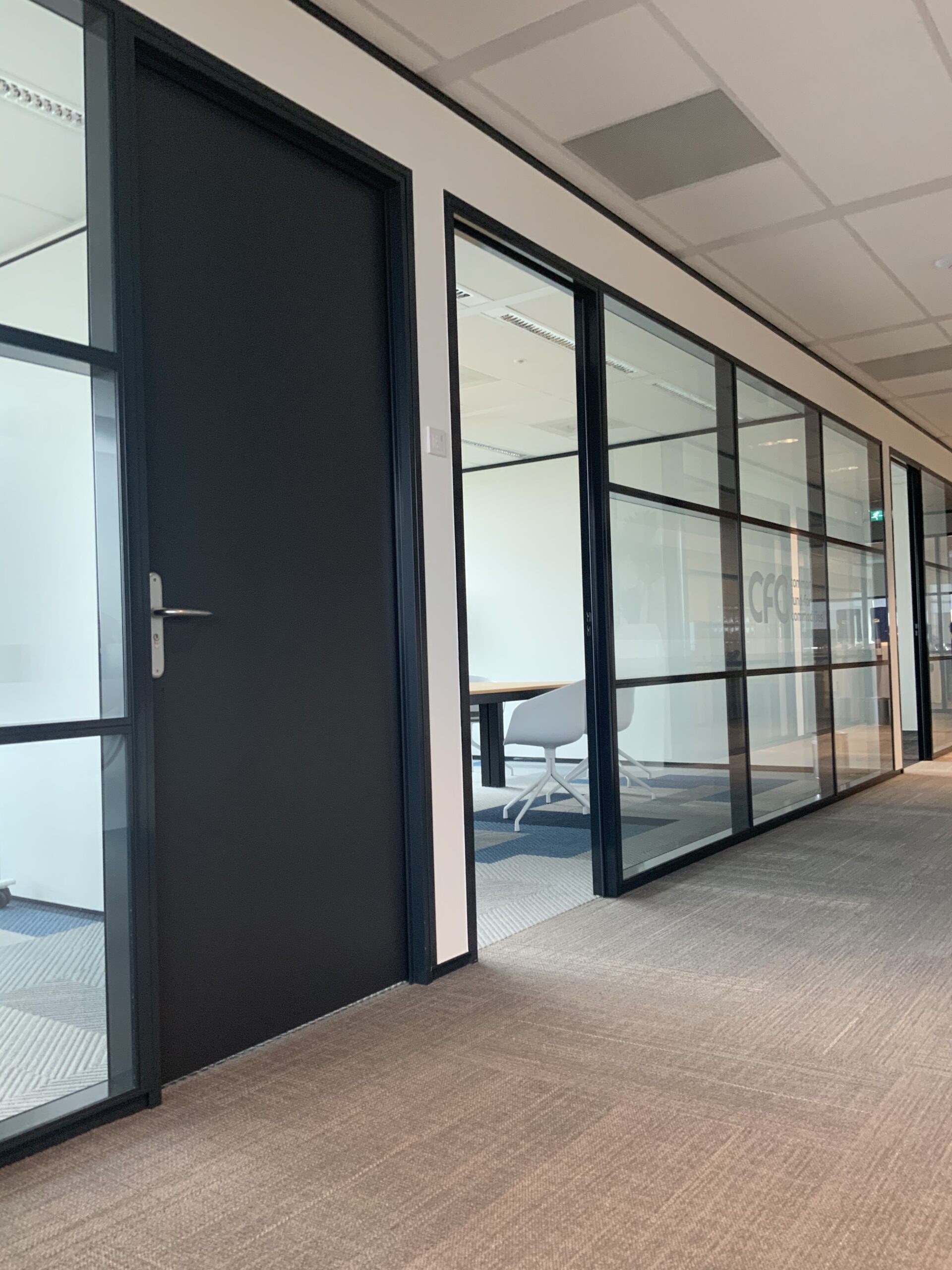 Systeemwanden met glaskozijnen