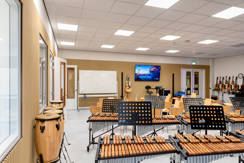 Akoestiek met metal stud