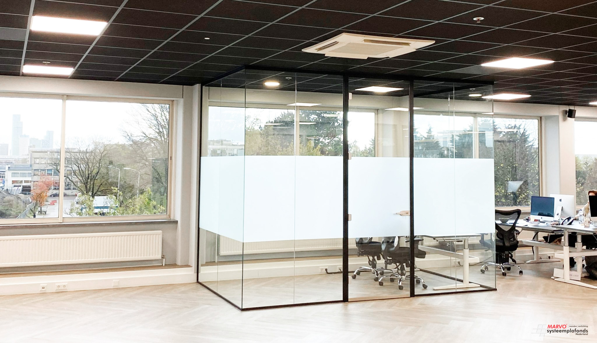 Akoestisch glazen wand in kantoor