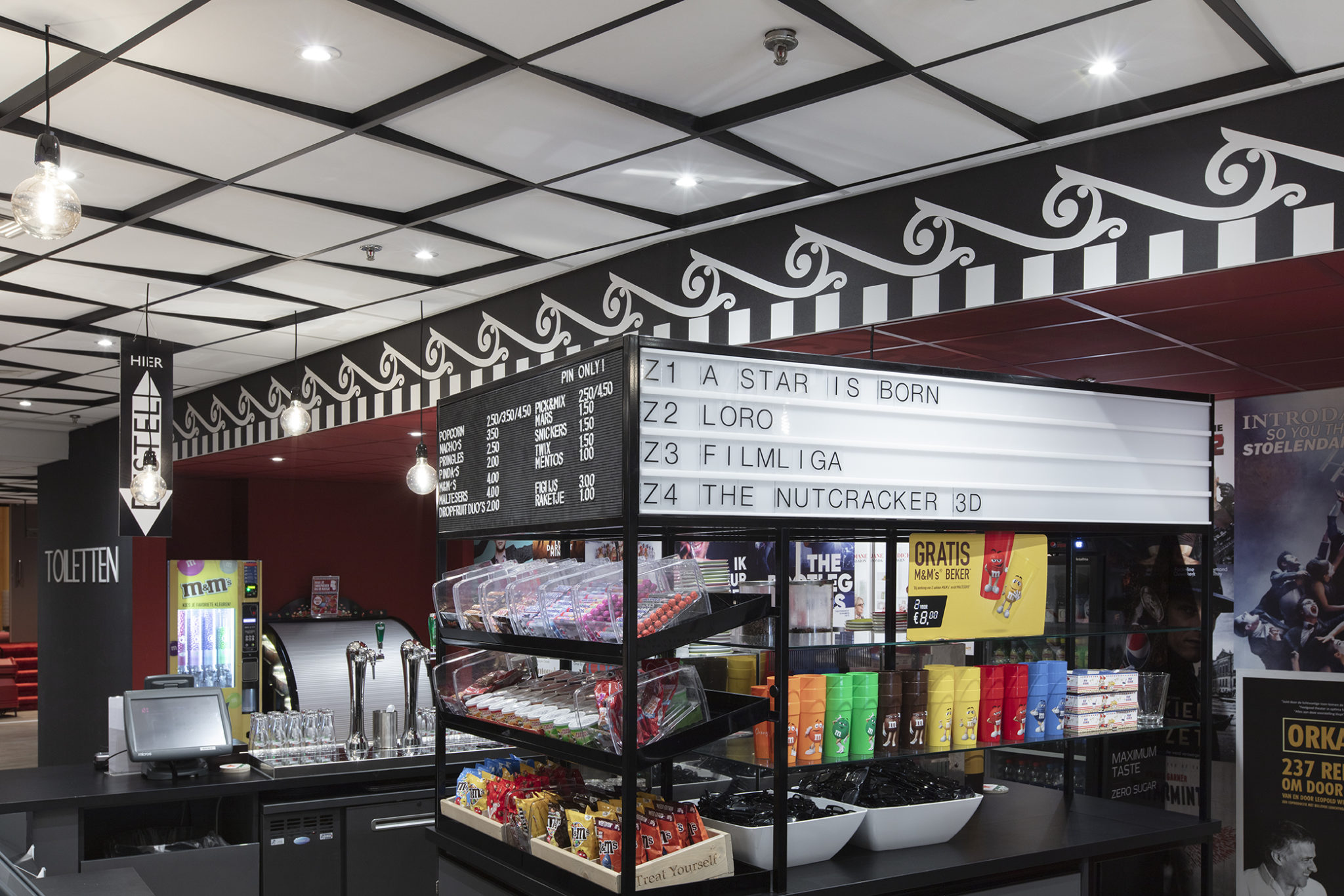 Doorzak 3d systeemplafond in bioscoop