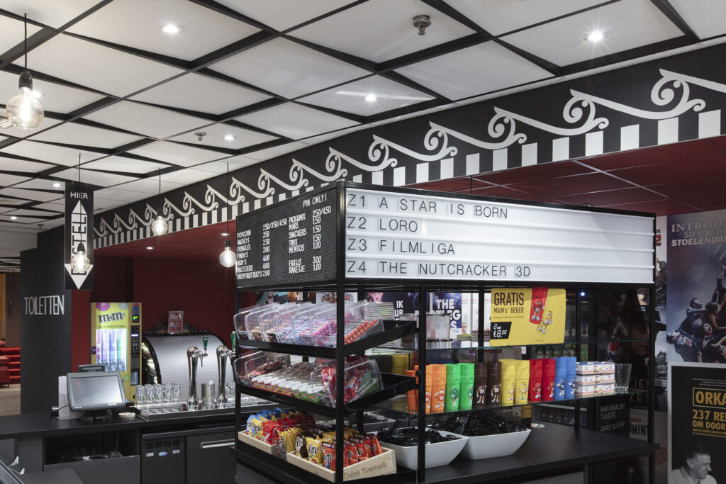 Systeemplafond in Bioscoop