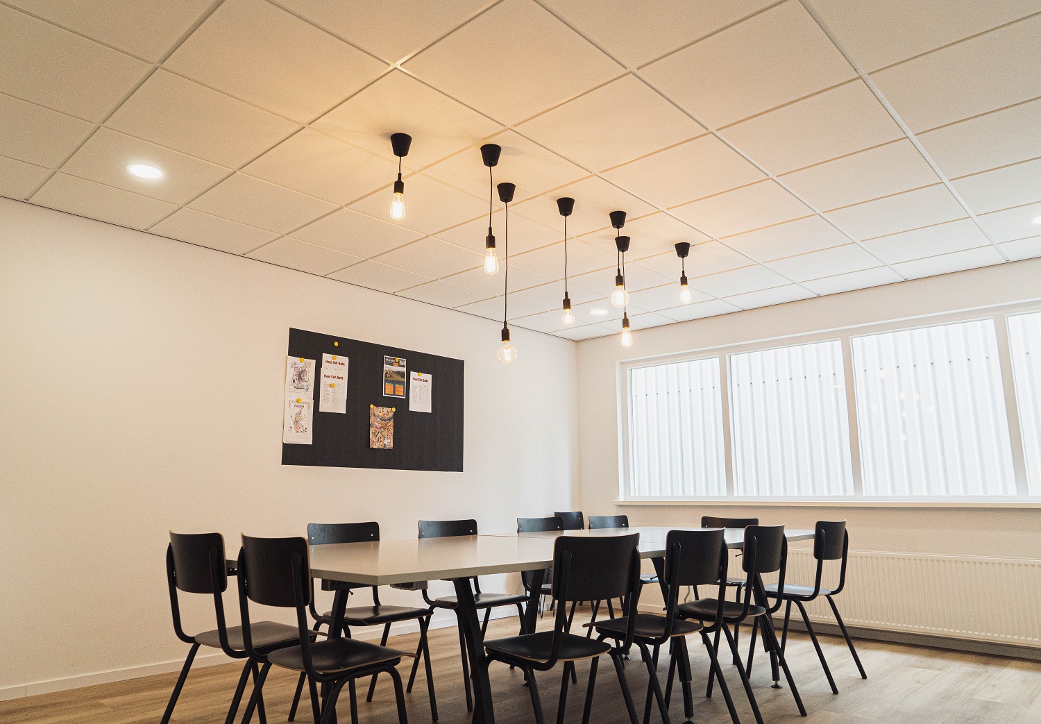 Metalstud wand in vergaderruimte