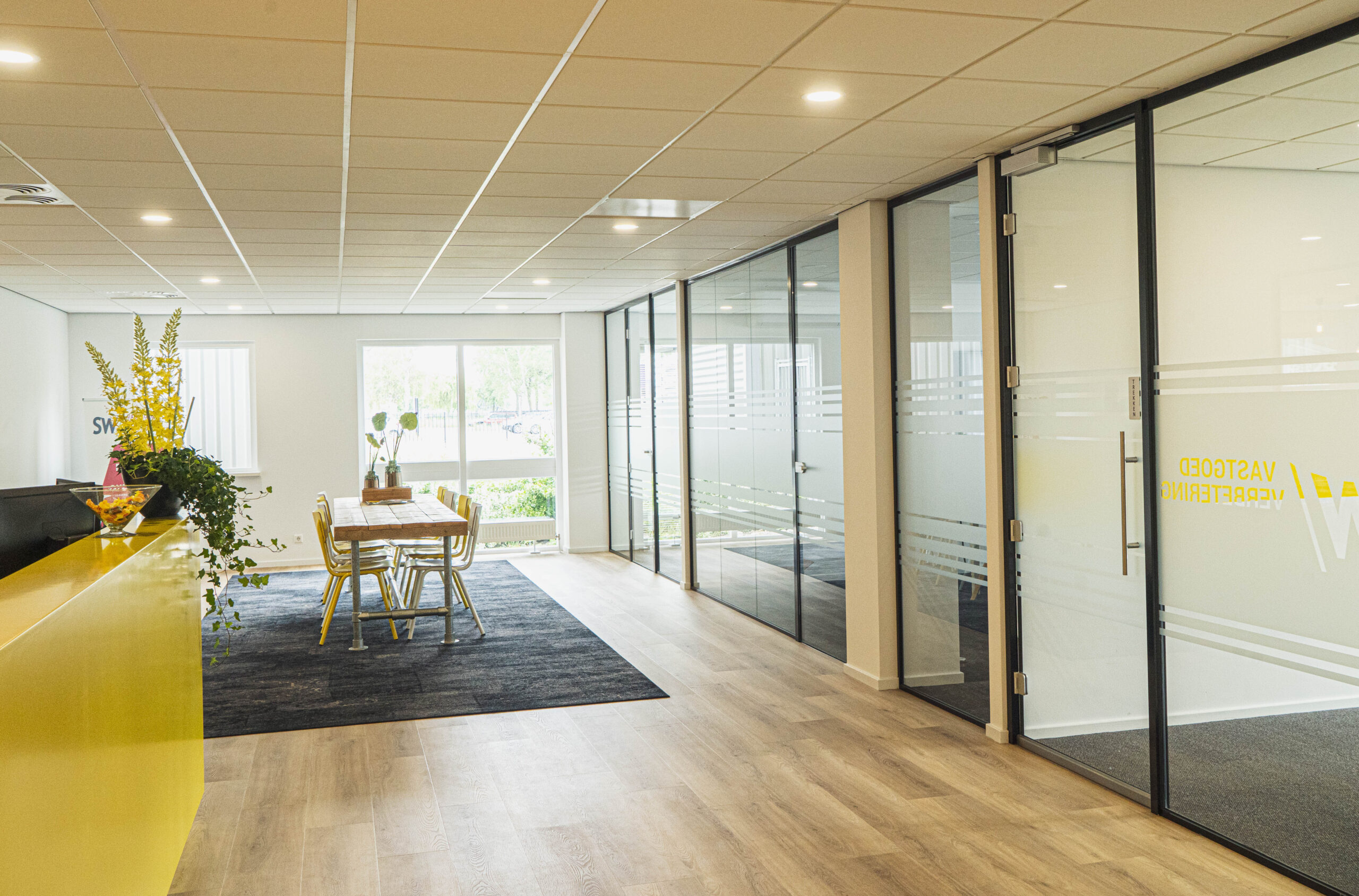 Glazen wanden in kantoor