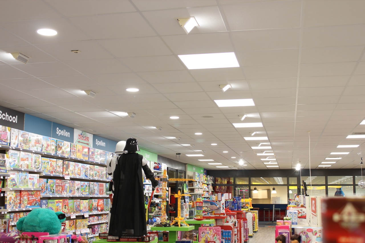 Metal stud wand in een wnikel