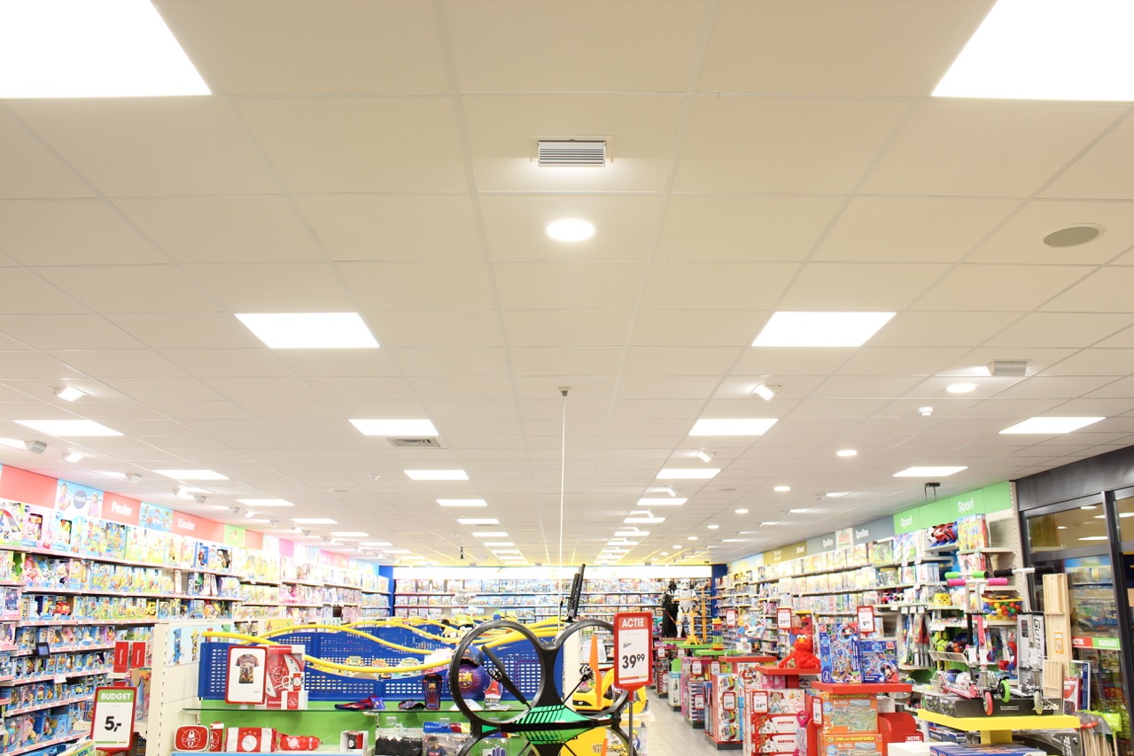 Systeemplafond in grote winkel
