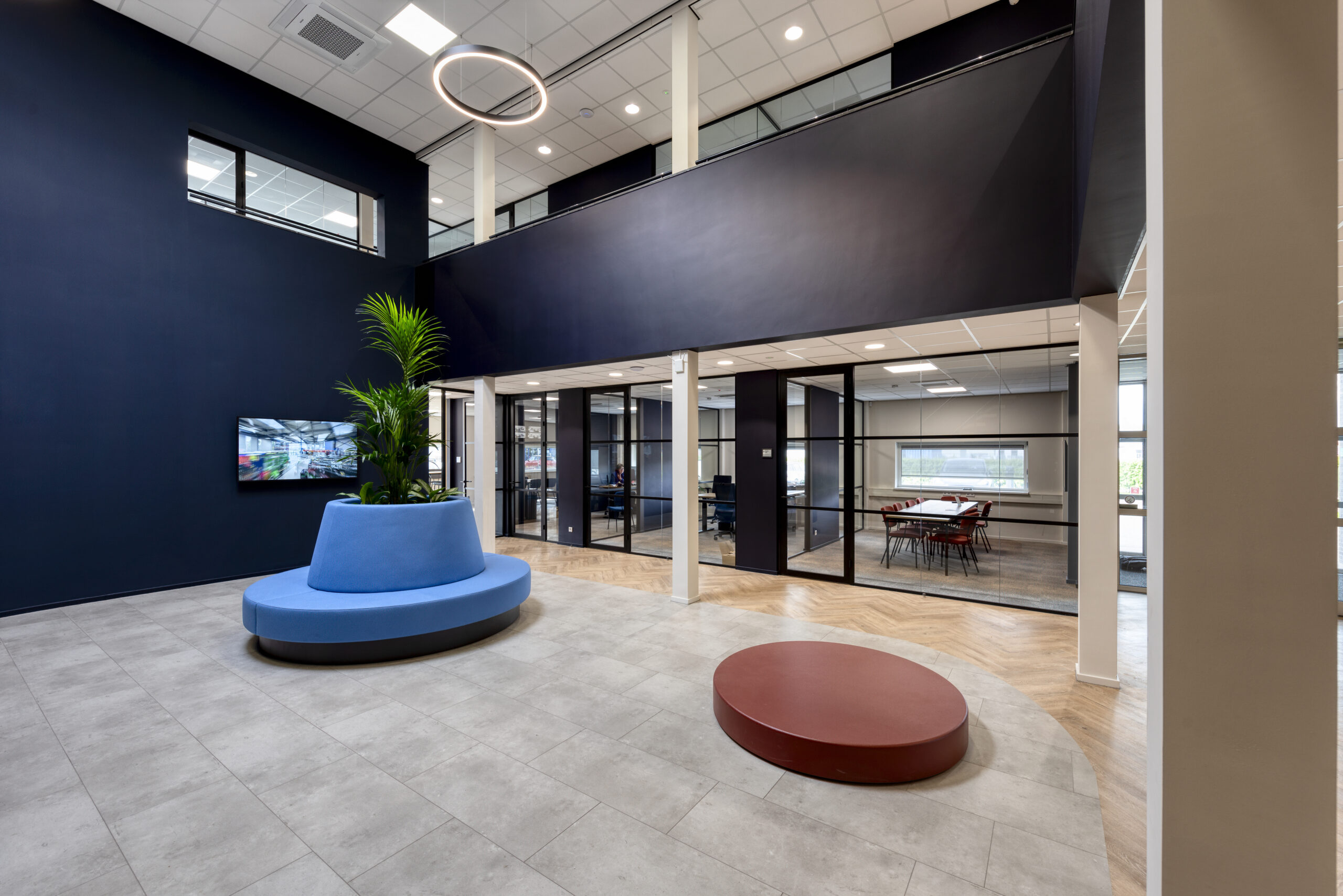 Glazen wanden in kantoorpand